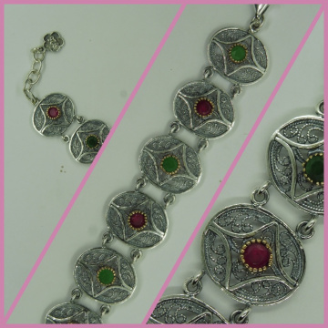 PULSERA DE FILIGRANA Y PEDRERÍA Pulsera en plata de filigrana con cabujones de esmeralda y rubí