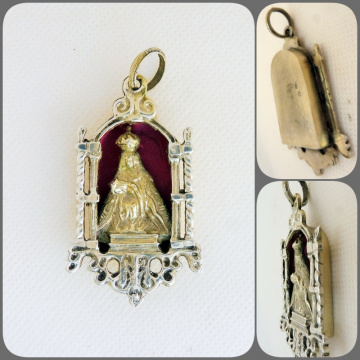 MEDALLA VIRGEN DEL CAMINO EN CAPILLA Medalla Virgen del Camino en capilla en plata envejecida con la imagen en plata dorada