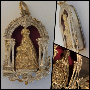 VIRGEN DEL CAMINO EN CAPILLA Capilla con la Virgen del Camino en plata de ley
