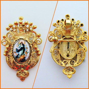 COLGANTE ESCUDO CORONA Broche colgante de escudo o corona con centro de esmalte en porcelana de la Inmaculada
